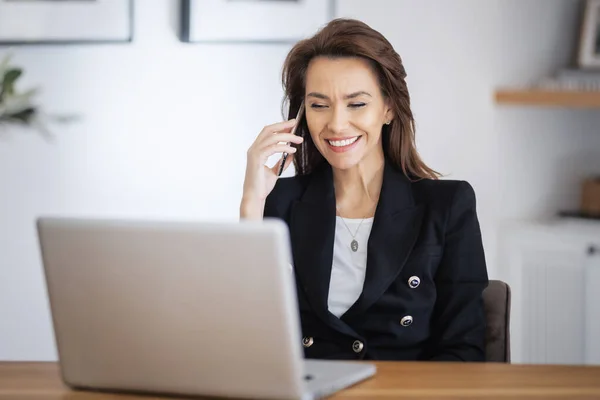 Lelőttek Egy Vonzó Üzletasszonyt Aki Laptopot Használt Telefonált Miközben Otthoni — Stock Fotó