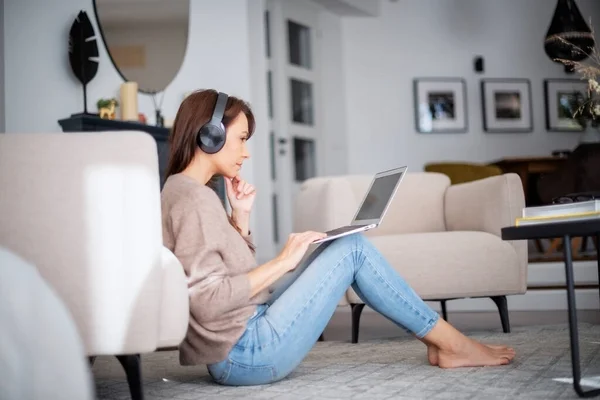 Volledige Lengte Van Mooie Vrouw Van Middelbare Leeftijd Met Hoofdtelefoon — Stockfoto