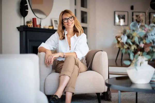 Retrato Mulher Meia Idade Atraente Relaxando Uma Poltrona Casa Mulher — Fotografia de Stock