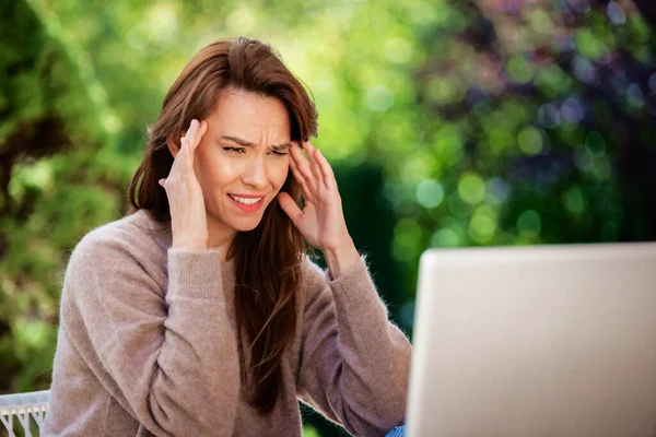 Strzał Kobiety Średnim Wieku Bólem Głowy Siedzącej Przy Biurku Laptopem — Zdjęcie stockowe