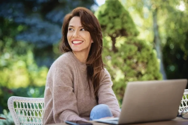 Zelfverzekerde Vrouw Van Middelbare Leeftijd Met Laptop Het Balkon Aantrekkelijk — Stockfoto