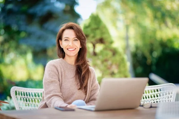 Zelfverzekerde Vrouw Van Middelbare Leeftijd Met Laptop Het Balkon Aantrekkelijk — Stockfoto