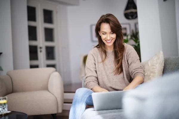 Skjuten Attraktiv Medelålders Kvinna Sitter Soffan Medan Använder Laptop Vacker — Stockfoto