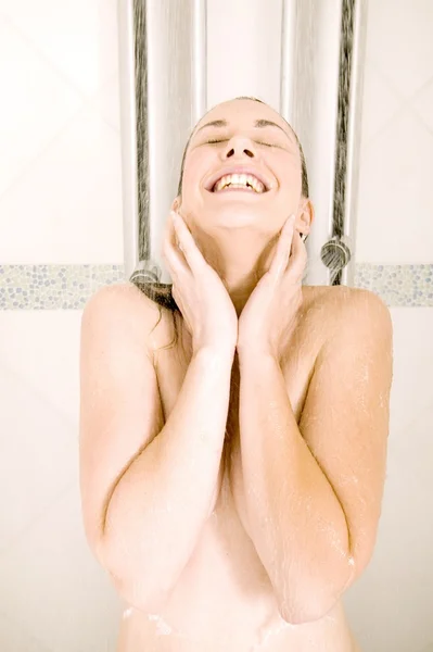 Mujer en la ducha —  Fotos de Stock