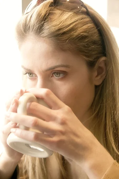 Blond woman drinking coffee — Stock Photo, Image