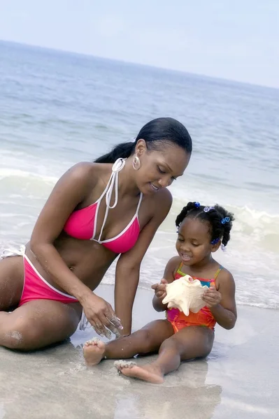 Afrika kökenli Amerikalı anne ve kızı plajda — Stok fotoğraf