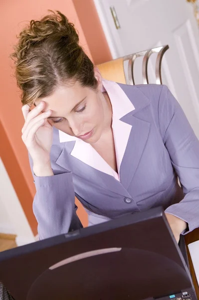 Busines femme à l'air stressé — Photo