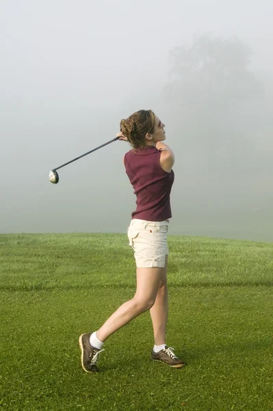 Woman playing golf — Stock Photo, Image