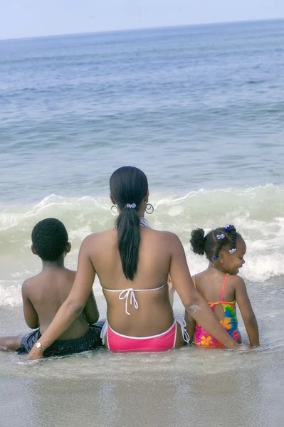 Afro-Amerikaanse familie op het strand — Stockfoto