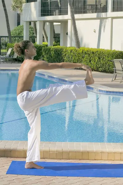 Man doing yoga — Stock Photo, Image