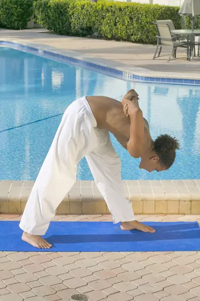 Man doing yoga — Stock Photo, Image