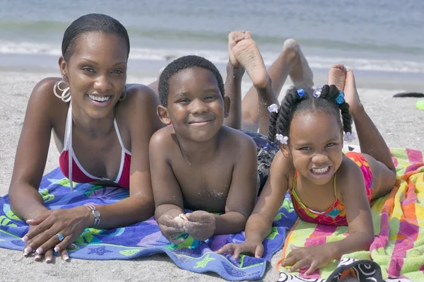 Afryki amerykański rodzina na plaży — Zdjęcie stockowe