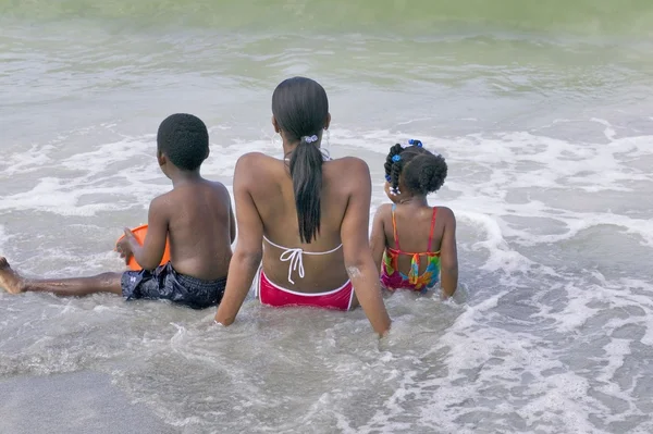 Familia afroamericana en la playa — Foto de Stock