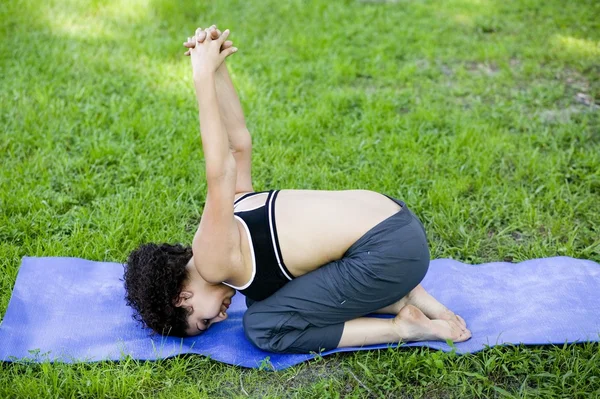 Yoman doing yoga — Stock Photo, Image