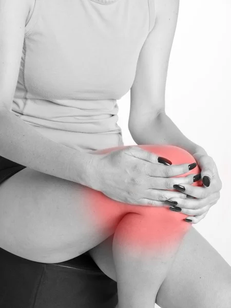 Donna con dolore articolare al ginocchio — Foto Stock