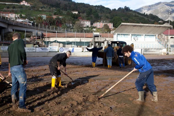 Jogadores de equipes de jovens limpando voluntariamente o campo de jogo — Fotografia de Stock