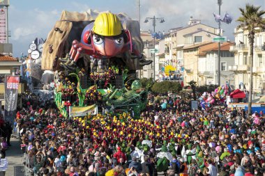 20 Şubat 'ta Tuscany, İtalya' da Viareggio 2022 Canevale 'i başladı. İlk kategori kinayeli şamandıra: 