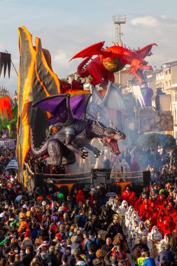 20 Şubat 'ta Tuscany, İtalya' da Viareggio 2022 Canevale 'i başladı. İkinci kategori kinayeli savaş arabası: 