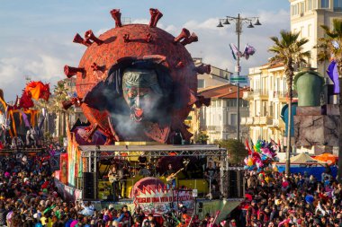 20 Şubat 'ta Tuscany, İtalya' da Viareggio 2022 Canevale 'i başladı. İkinci kategori kinayeli savaş arabası: 