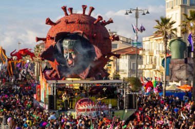 20 Şubat 'ta Tuscany, İtalya' da Viareggio 2022 Canevale 'i başladı. İkinci kategori kinayeli savaş arabası: 