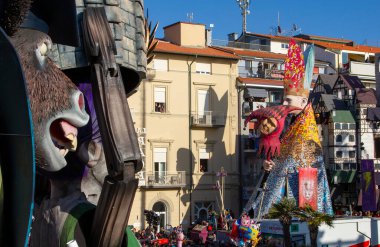 20 Şubat 'ta Tuscany, İtalya' da Viareggio 2022 Canevale 'i başladı. Birinci kategori kinayeli şamandıra: 