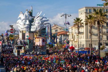 20 Şubat 'ta Tuscany, İtalya' da Viareggio 2022 Canevale 'i başladı. Birinci kategori kinayeli şamandıra: 