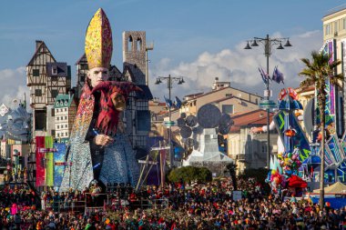20 Şubat 'ta Tuscany, İtalya' da Viareggio 2022 Canevale 'i başladı. Birinci kategori kinayeli şamandıra: 
