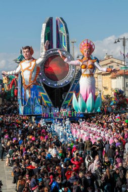 20 Şubat 'ta Tuscany, İtalya' da Viareggio 2022 Canevale 'i başladı. İlk kategori kinayeli akış: 