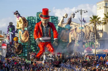 20 Şubat 'ta Tuscany, İtalya' da Viareggio 2022 Canevale 'i başladı. Birinci kategori kinayeli şamandıra: 