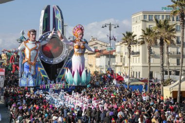 20 Şubat 'ta Tuscany, İtalya' da Viareggio 2022 Canevale 'i başladı. İlk kategori kinayeli akış: 