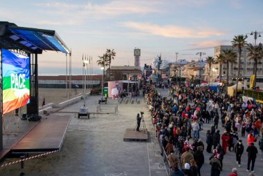 Geceleri Viareggio Karnavalı. İkinci maskeli kurs geceleri düzenlenir ve alegorik şamandıralar yeni ışıkla renklendirilir. Dev ekranda Ukrayna 'daki savaşa karşı yazılmış barış bayrağı var.
