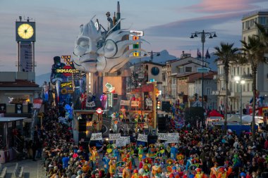 Geceleri Viareggio Karnavalı. İkinci maskeli kurs geceleri düzenleniyor ve alegorik şamandıralar yeni bir ışıkla renklendiriliyor. Ukrayna 'daki savaşa karşı işaretler birinci kategori savaş arabasında: 