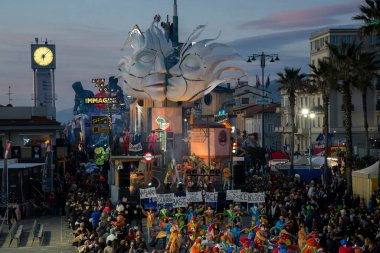 Geceleri Viareggio Karnavalı. İkinci maskeli kurs geceleri düzenleniyor ve alegorik şamandıralar yeni bir ışıkla renklendiriliyor. Ukrayna 'daki savaşa karşı işaretler birinci kategori savaş arabasında: 