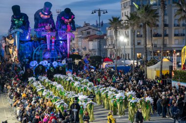 Geceleri Viareggio Karnavalı. İkinci maskeli kurs geceleri düzenleniyor ve alegorik şamandıralar yeni bir ışıkla renklendiriliyor. İlk kategori: 