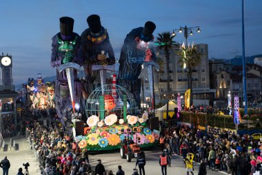 Geceleri Viareggio Karnavalı. İkinci maskeli kurs geceleri düzenleniyor ve alegorik şamandıralar yeni bir ışıkla renklendiriliyor. İlk kategori: 