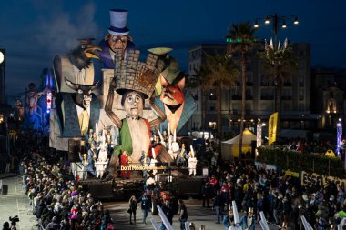 Geceleri Viareggio Karnavalı. İkinci maskeli kurs geceleri düzenleniyor ve alegorik şamandıralar yeni bir ışıkla renklendiriliyor. İlk kategori, Alessandro Avanzini 'nin 