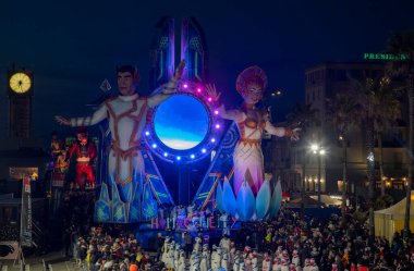 Geceleri Viareggio Karnavalı. İkinci maskeli kurs geceleri düzenleniyor ve alegorik şamandıralar yeni bir ışıkla renklendiriliyor. İlk kategori yüzer: Fabrizio Galli 'den 