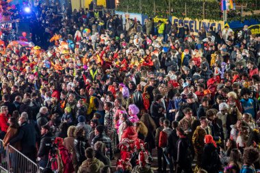 Geceleyin Viareggio Karnavalı. İkinci maskeli kurs gece düzenlenir ve alegorik şamandıralar yeni bir ışıkla renklendirilir. Seyirciler merkez sahnenin önünde toplandı.