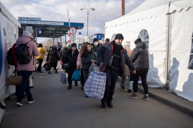 Sighet, Maramure, Romanya - 8 Mart 2022: Ukraynalı mülteciler Sighetu Marmaiei sınırını geçerek Romanya 'ya geldiler