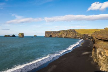 Kirkjufjara plajı ünlü Reynisfjara siyah kumsalının yanındadır. Siyah kumlarıyla bilinir.