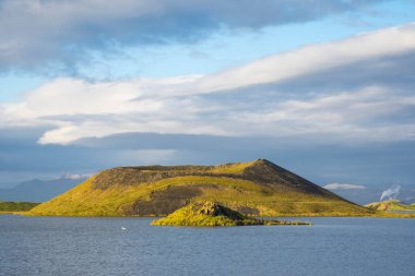 Myvatn Gölü gün batımında İzlanda