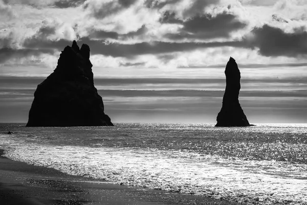 Reynisdrangar Uma Coleção Pilhas Basalto Localizado Sob Montanha Reynisfjall Perto — Fotografia de Stock