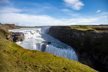 Gullfoss şelalesi. Gullfoss, İzlanda 'nın güneybatısındaki en iyi bilinen şelalelerden biridir, Haukadalur' daki Hvt Nehri yolu boyunca uzanır.