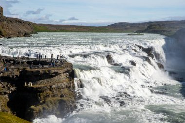 Gullfoss şelalesi. Gullfoss, İzlanda 'nın güneybatısındaki en iyi bilinen şelalelerden biridir, Haukadalur' daki Hvt Nehri yolu boyunca uzanır.