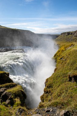 Gullfoss şelalesi. Gullfoss, İzlanda 'nın güneybatısındaki en iyi bilinen şelalelerden biridir, Haukadalur' daki Hvt Nehri yolu boyunca uzanır.