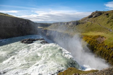Gullfoss şelalesi. Gullfoss, İzlanda 'nın güneybatısındaki en iyi bilinen şelalelerden biridir, Haukadalur' daki Hvt Nehri yolu boyunca uzanır.