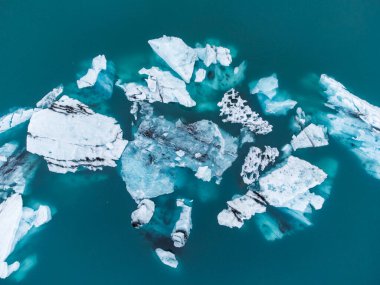 Jokulsarlon, İzlanda 'nın güneydoğusundaki Vatnajkull Ulusal Parkı' na komşu bir buzul gölüdür. Sakin mavi suları, yakınlardaki Breiamerkurjkull buzullarından gelen buzdağlarıyla dolu..