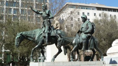 anıt - don quijote, sancho panza, miguel de cervantes