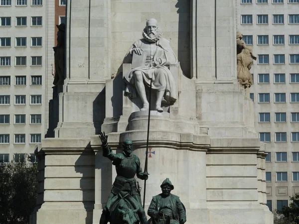 Памятник - Дон Кихот, Санчо Панса, Мигель де Сервантес — стоковое фото
