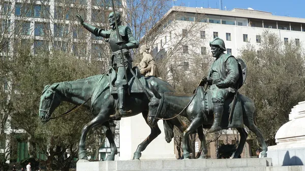 纪念碑-唐吉诃德、 桑丘潘萨、 米格尔 · 德塞万提斯 — 图库照片